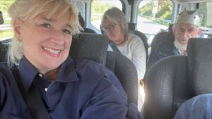 Foto vanuit de Groengrijs-bus, met links voor Zwanine Siedenburg en rechts Peter.